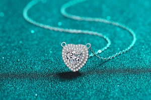 Vue macro d'un collier cœur en argent S925 avec moissanite et détails double halo