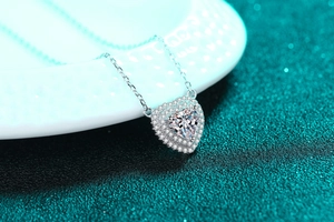 Détail du collier coeur en argent 925 avec pendentif halo en moissanite étincelante