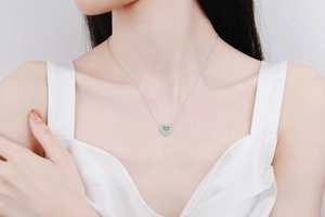 Gros plan d'un collier avec pendentif coeur en argent sterling S925 et moissanite étincelante