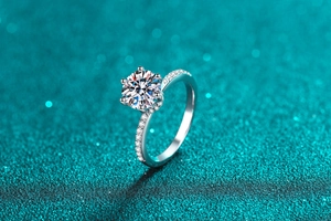 Détail macro d'une bague moissanite 2 carats avec serti six griffes et pierres latérales