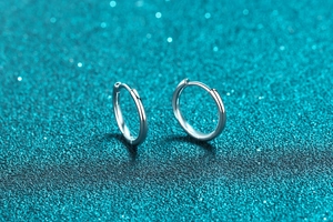Orecchini a cerchio in argento S925 lucido con perle 8-9mm su sfondo verde acqua bokeh