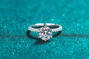 Macro d'une bague en argent S925 avec moissanite à 6 griffes et pierres latérales