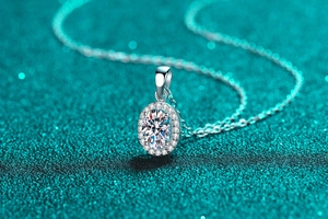 Détail macro du collier pendentif ovale avec moissanite et argent S925 de haute qualité