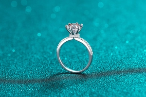 Détail de bague en argent et moissanite 2 carats avec serti à six griffes et halo caché