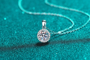Macro d'un collier en argent 925 avec moissanite de 1 carat sur paillettes sarcelle
