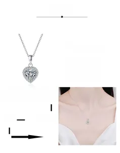 Détail d'un pendentif cœur en moissanite avec placage au rhodium multicouche sur argent