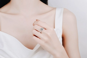 Vue détaillée d'une bague en argent S925 avec moissanite de 2 carats au doigt d'un mannequin