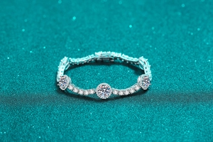 Vue macro d'un bracelet en argent S925 avec grappes de moissanite et fermoir poli