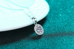 Macro d'un pendentif halo en moissanite ovale sur un collier en argent S925 pur