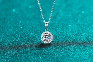 Détail macro du collier halo en argent S925 avec moissanite 1 carat et pavé de pierres