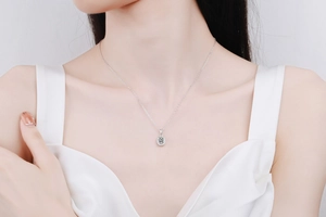 Gros plan d'un collier en argent sterling S925 avec pendentif ovale en moissanite