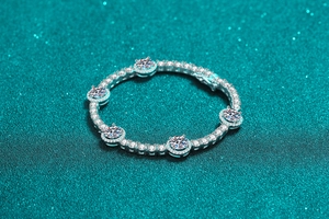 Gros plan du bracelet tennis en argent 925 avec des pierres de moissanite serties