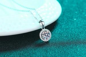Vue macro d'un pendentif halo en moissanite 1 carat en argent S925 sur fond texturé chic