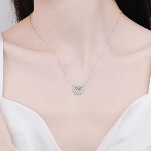 Élégant collier cœur en argent S925 avec Moissanite étincelante sur un mannequin