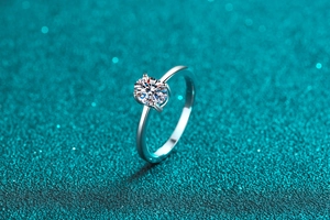 Dettaglio macro dell'anello in argento 925 con moissanite rotonda e incastonatura a quattro griffe