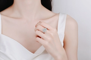 Detail of S925 sterling silver ring featuring a 2-carat cushion-cut center stone