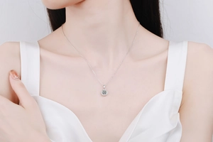 Détail du collier en argent S925 avec pendentif halo en moissanite 1 carat sur modèle