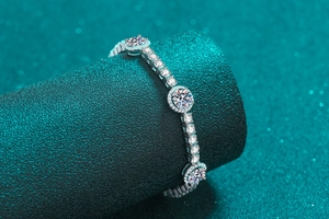 Gros plan d'un bracelet en argent S925 avec pierres de moissanite sur support texturé