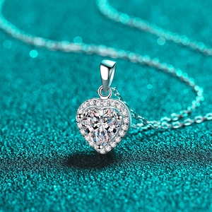 Élégant collier avec pendentif cœur en argent sterling 925 et moissanite pour femmes en argent