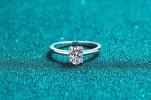 Dettaglio di pietra moissanite ovale con incastonatura classica a quattro griffe