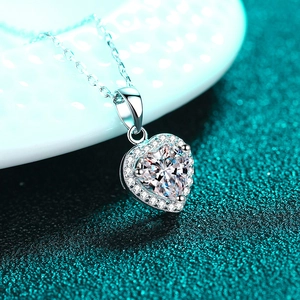 Exquise chaîne en argent sterling S925 avec pendentif cœur serti de moissanite brillante