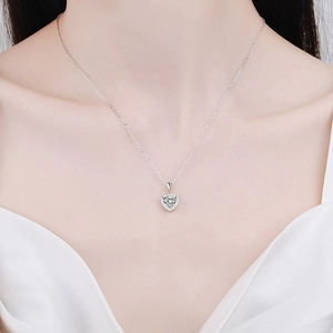 Exquis collier pendentif cœur en argent sterling S925 avec cluster moissanite sur modèle