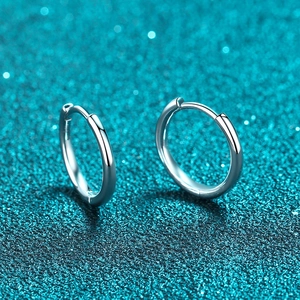 Elegante paio di orecchini a cerchio in argento S925 con finitura lucida e superficie a specchio