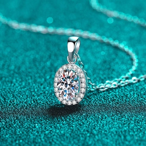 Collier élégant en argent sterling S925 avec pendentif moissanite ovale sur fond bleu clair