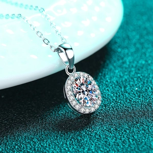 Élégant collier en argent sterling S925 avec pendentif halo ovale et pierre de moissanite