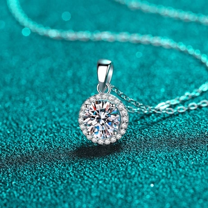 Collier halo en argent sterling S925 avec pendentif moissanite ronde de 1 carat brillant