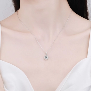 Collier en argent sterling S925 avec pendentif ovale en moissanite porté par une femme