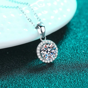 Collier classique en argent sterling S925 avec moissanite ronde brillante de 1 carat