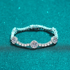 Bracelet luxueux en argent 925 avec moissanite ronde pavée sur fond scintillant bleu canard