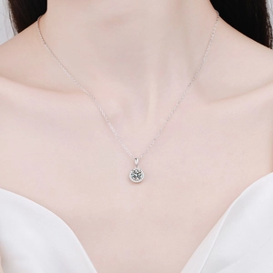 Collier halo en argent sterling S925 avec moissanite de 1 carat porté par un mannequin