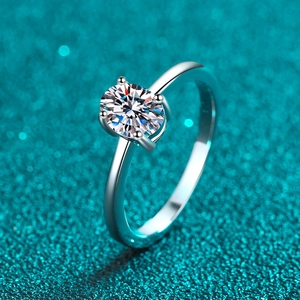 Anello classico in argento 925 con moissanite ovale e castone a quattro griffe