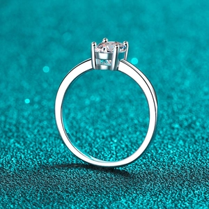 Anello classico in argento sterling S925 con moissanite rotonda e montatura a quattro griffe