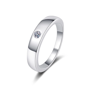 Classic S925 sterling silver ring with a sparkling brilliant-cut moissanite solitaire