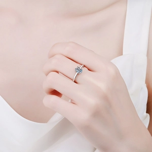Elegante anello in argento S925 con moissanite a taglio brillante e montatura a quattro griffe