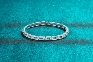 Détail macro du bracelet en argent S925 avec pierres moissanite et structure de maillons