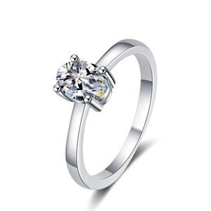 Anello elegante in argento S925 con grande moissanite ovale incastonata a quattro griffe