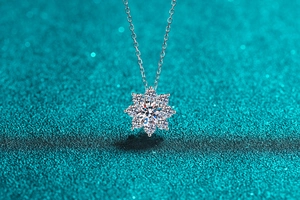 Nahaufnahme der S925 Sterlingsilber Sonnenblumen-Halskette mit funkelnden Moissaniten