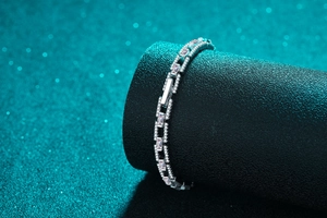 Détail macro du bracelet en argent S925 avec clusters de moissanite taille émeraude