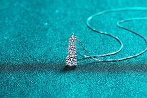 Détail d'un pendentif à trois pierres en argent S925 avec moissanite sur chaîne