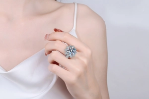 Close-up of 10-carat moissanite snowflake ring in S925 silver on a model's finger