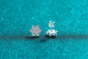 Detailed close-up of S925 sterling silver snowflake earrings with moissanite stones