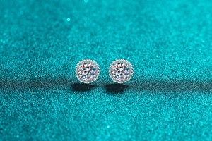 Macro shot of S925 sterling silver round moissanite studs with halo rope detailing