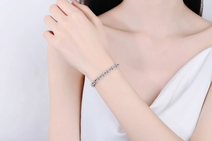 Vue détaillée d'un bracelet de luxe en argent S925 avec moissanite sur le poignet