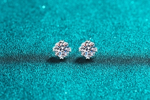 Macro di orecchini a lobo in moissanite argento S925 con incastonatura a cuore a sei griffe