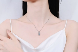 Détail du collier en argent S925 avec trois pierres de moissanite en ligne verticale