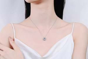 Nahaufnahme einer funkelnden S925 Silber Sonnenblume Halskette mit Moissanit Anhänger